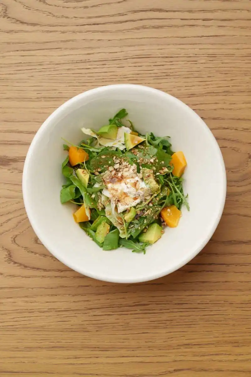 Салат с щавелем и страчателлой