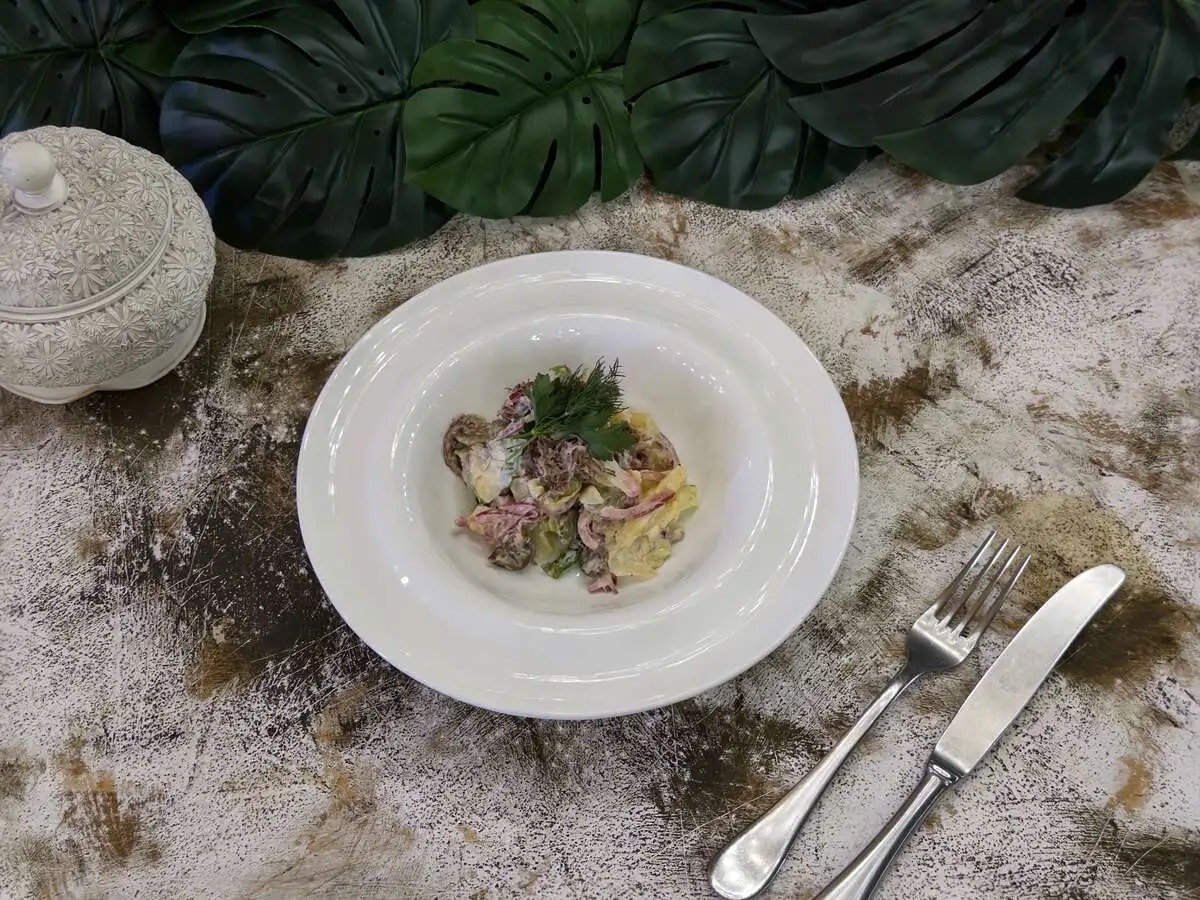 Салат деревенский с разварной говядиной