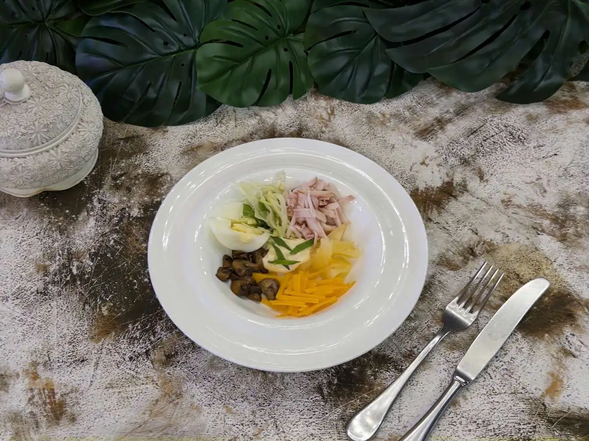 Салат из курицы с ананасом