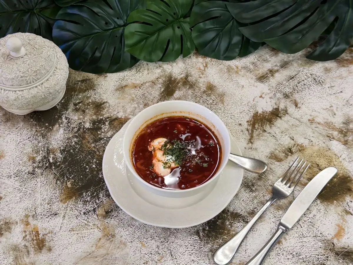 Борщ с говядиной и сметаной