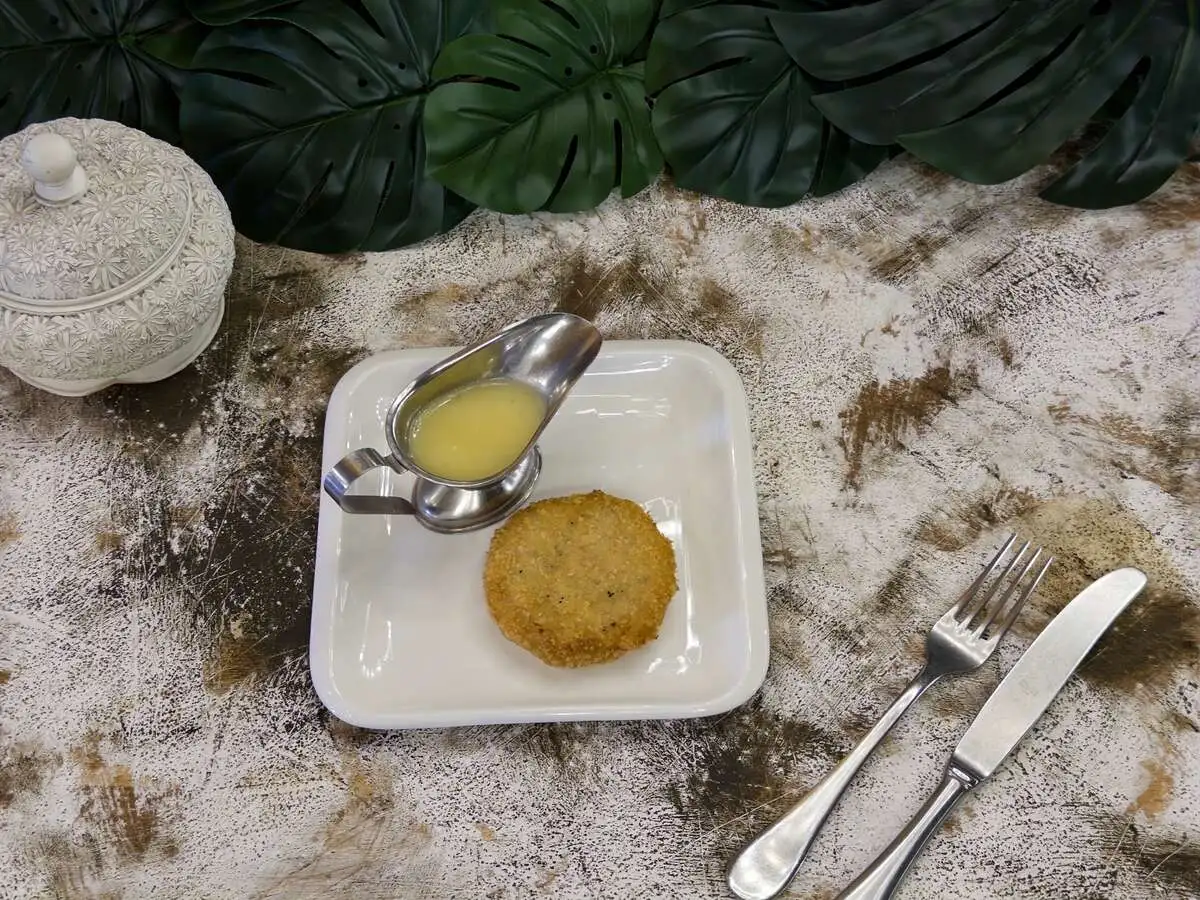  Котлета из лосося и трески с соусом бермонте