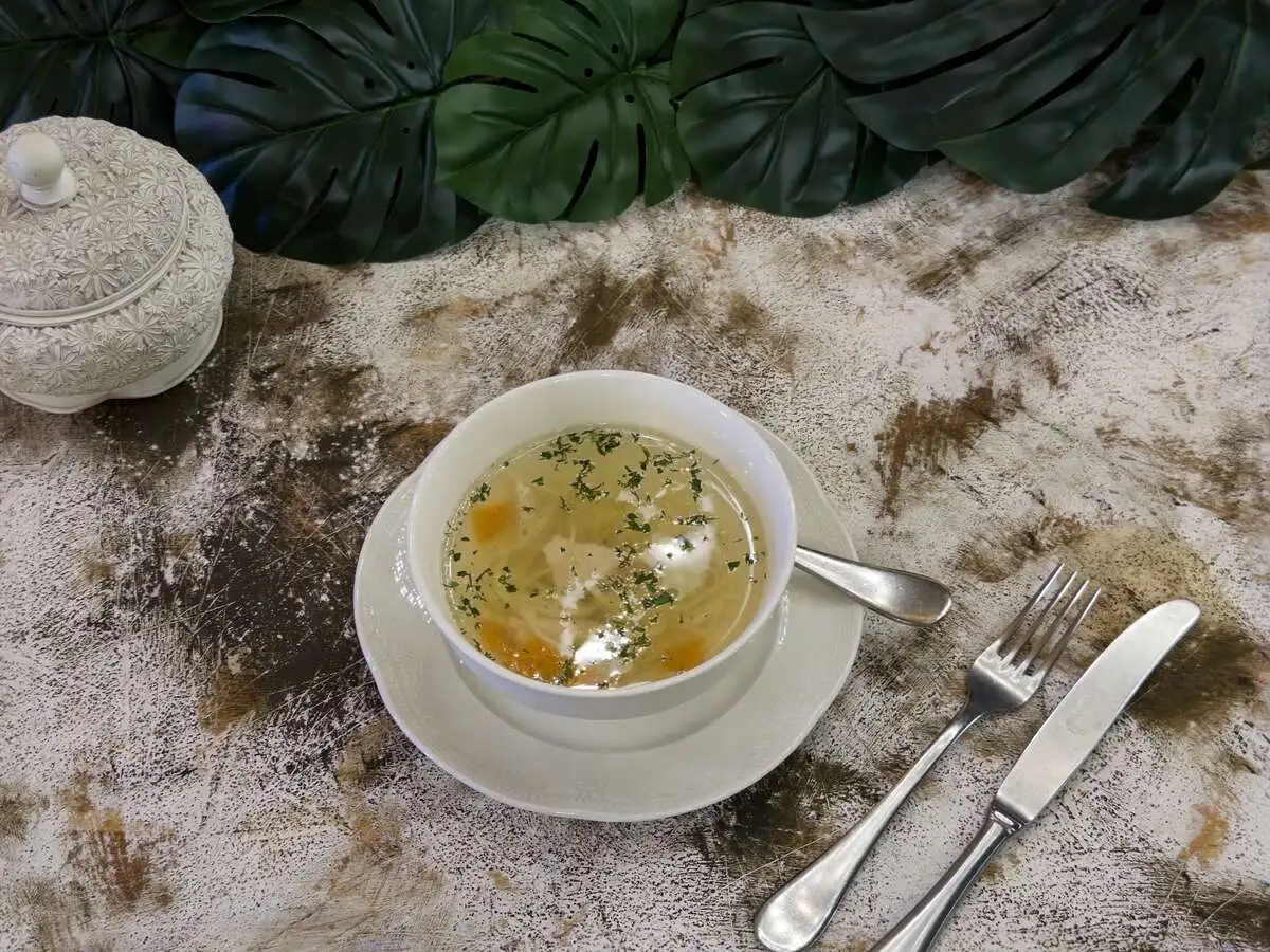Домашний бульон с курицей и лапшой