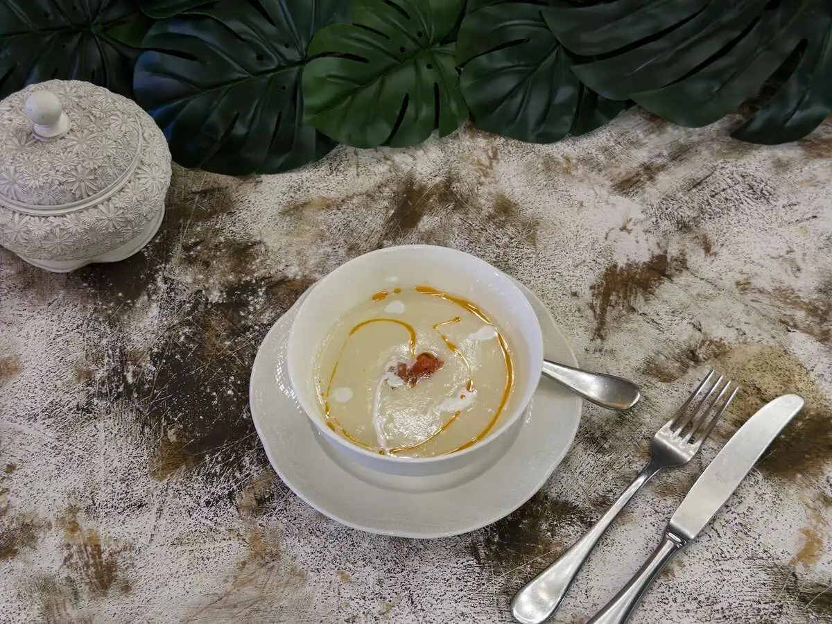 Крем суп из цветной капусты с сальсой бакинских из томатов