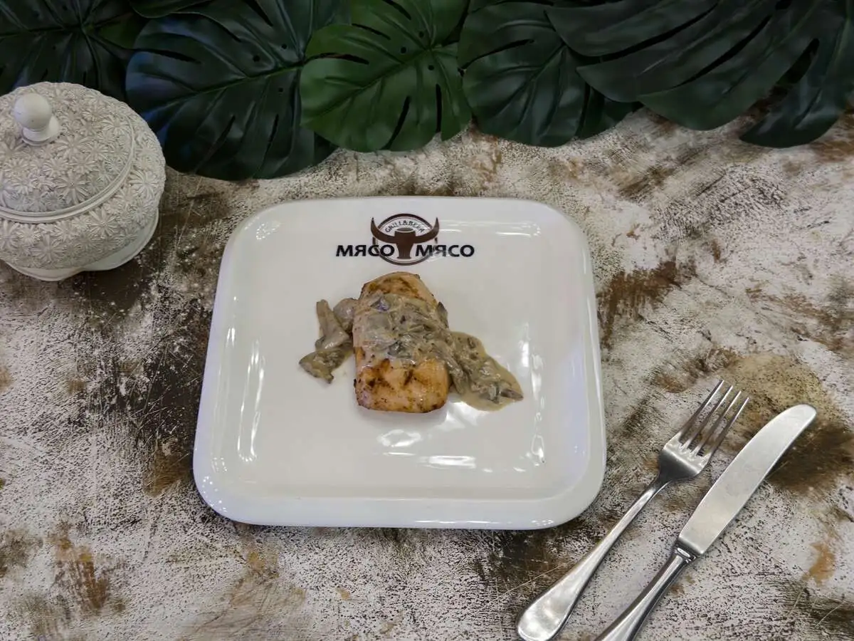 Куриное филе на гриле с грибным соусом