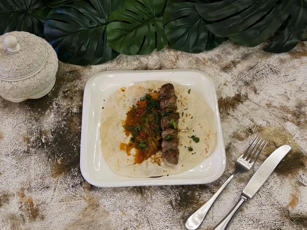 Пита с кебабом из говядины и лечо из болгарского перца