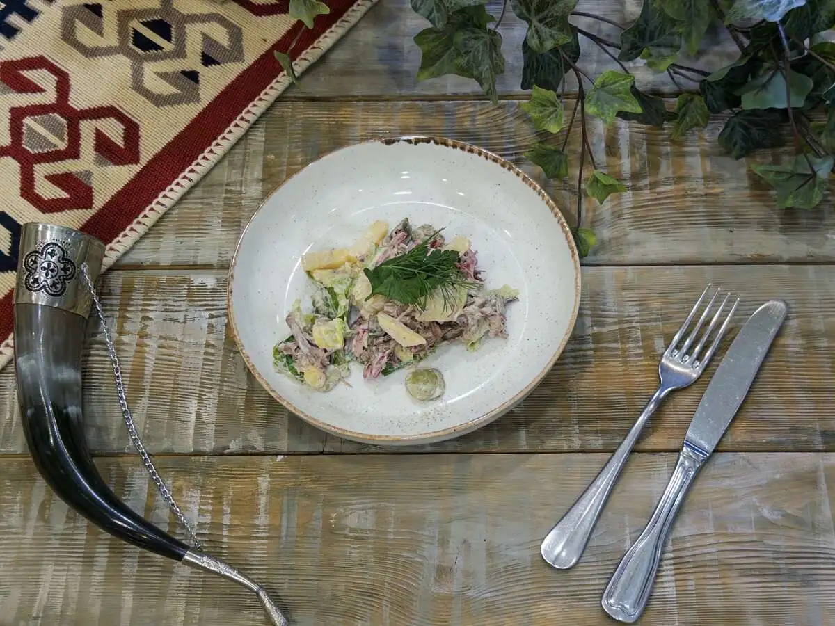 Салат деревенский с разварной говядиной