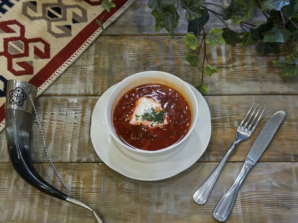  Борщ с говядиной и сметаной