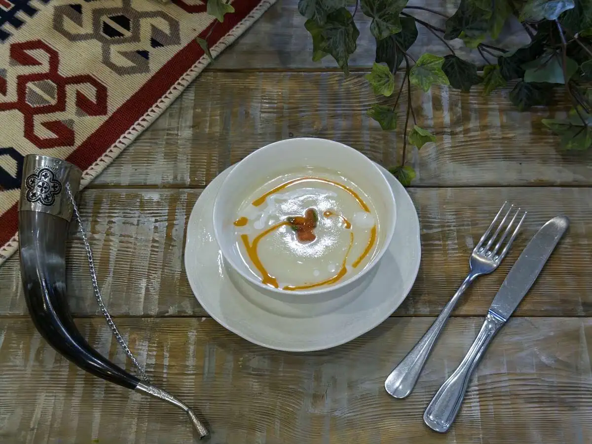 Крем суп из цветной капусты с сальсой бакинских из томатов