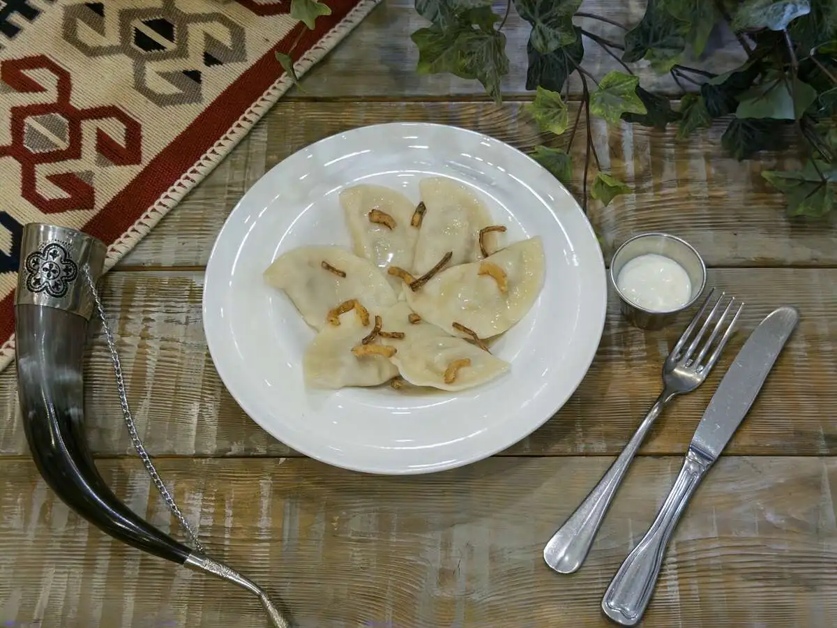  Вареники с копченой кониной, картофелем и жареным луком