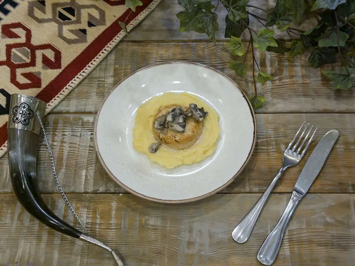  Котлета из грудки цыпленка с грибным соусом и картофельным пюре