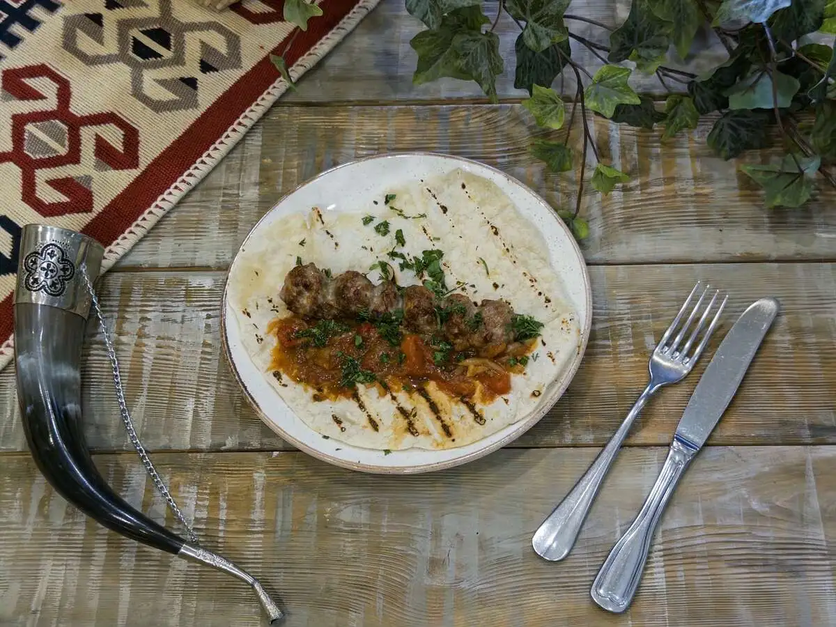 Пита с кебабом из говядины и лечо из болгарского перца