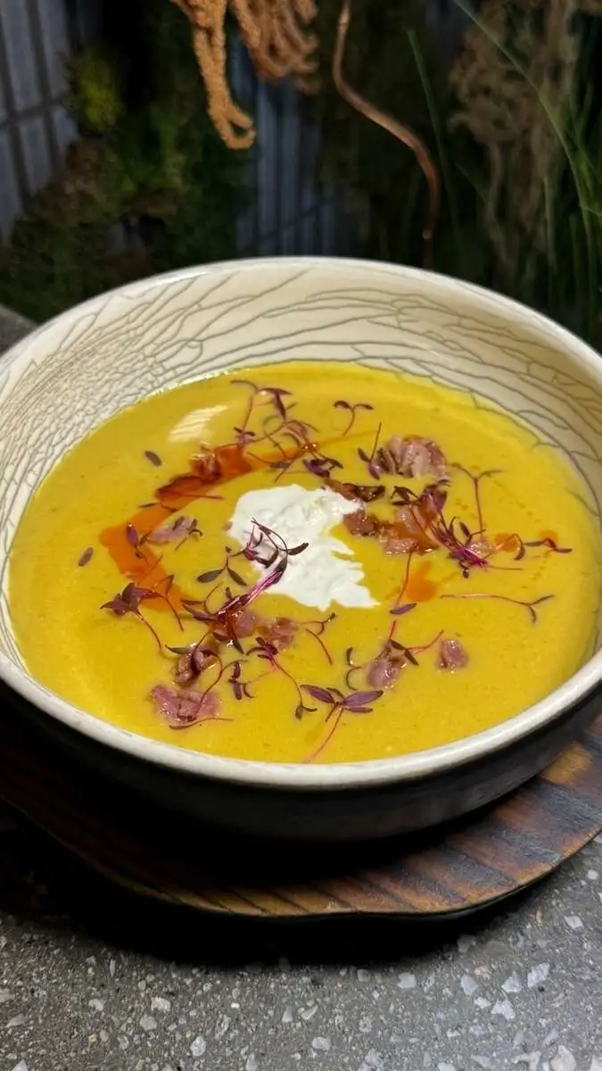 Крем-суп из батата с копчёной грудинкой и страчателлой. 250/20/10гр