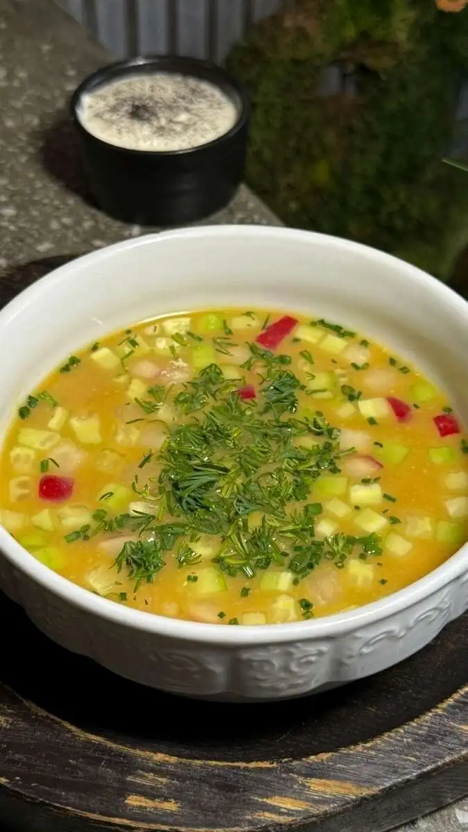 Окрошка с ветчиной на квасе. 250/20гр.