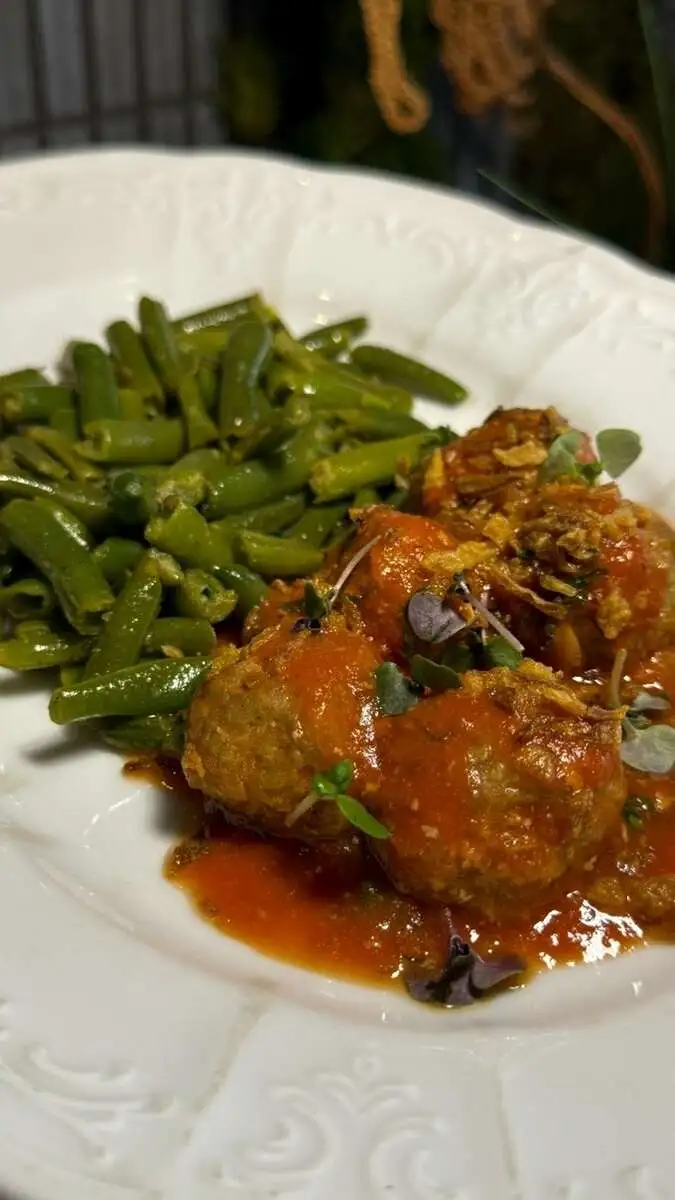 Шведские фрикадельки в мясном соусе со стручковой фасолью. 250гр.