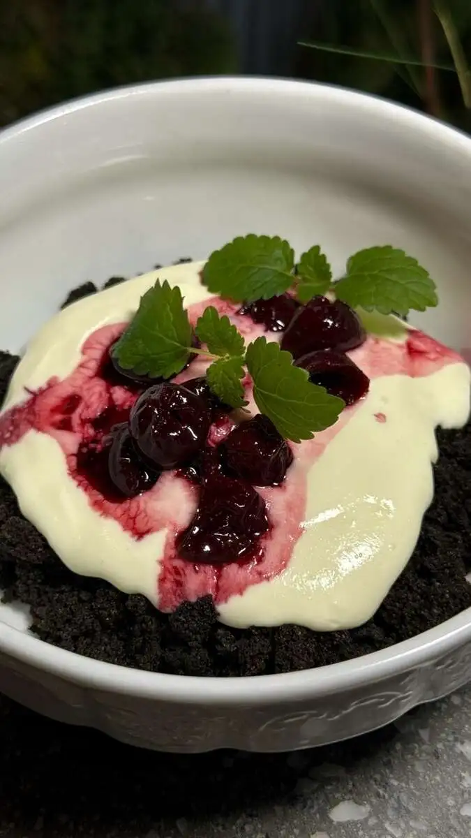 Шоколадный бисквит с кислой вишней. 100гр.