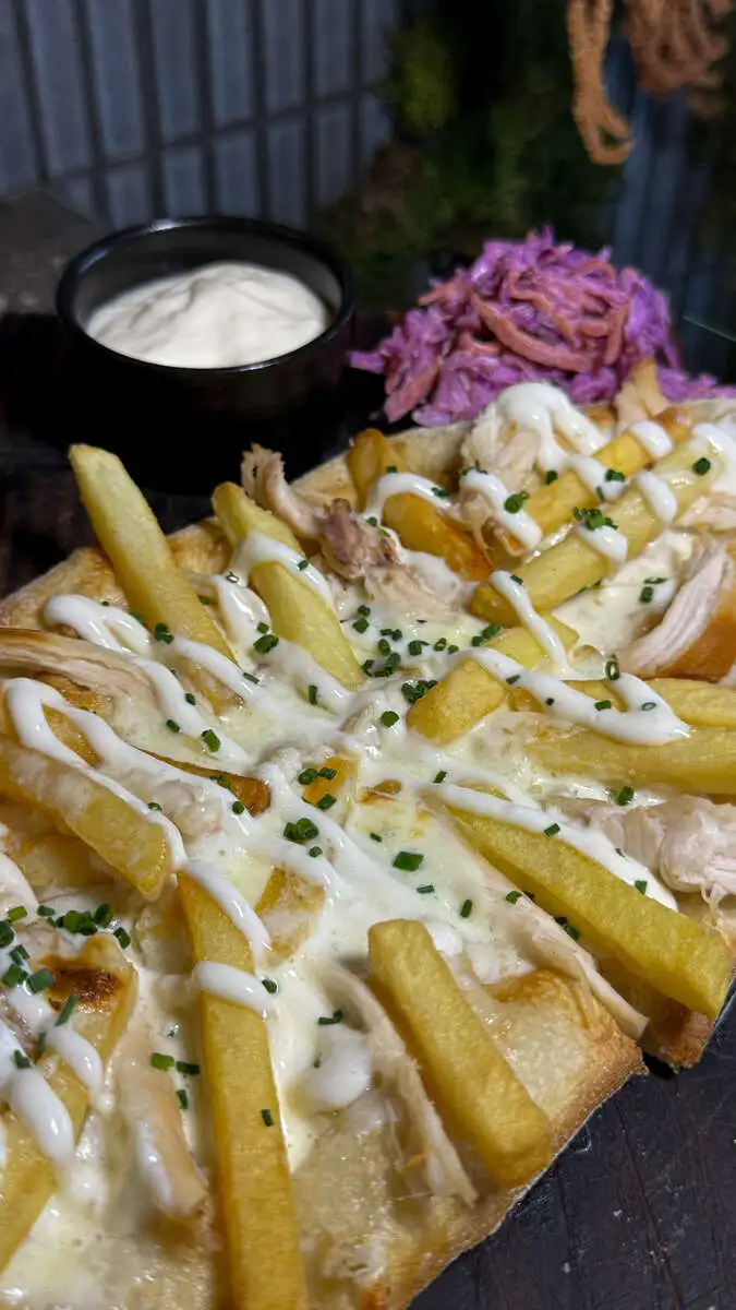 Пицца с копчёным цыплёнком и картофелем фри. 230гр.