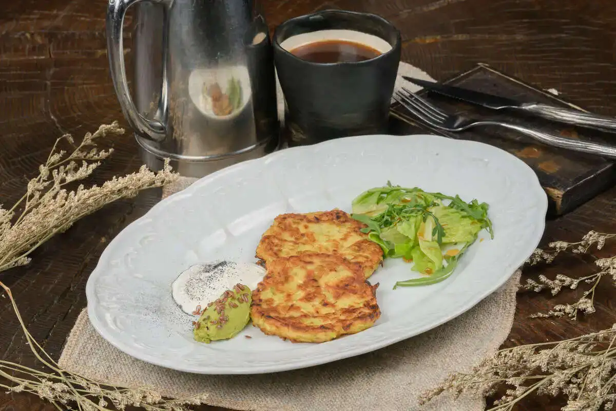 Оладьи из кабачка и шпината со сметаной 140гр.