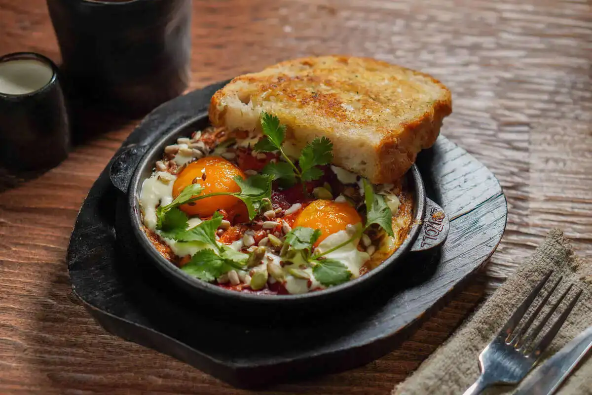 Шакшука с греческим сыром и ремесленным хлебом 260гр.