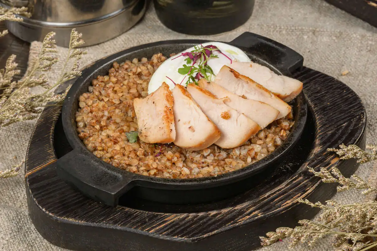 Греча из печи с курицей и яйцом пашот 320гр.