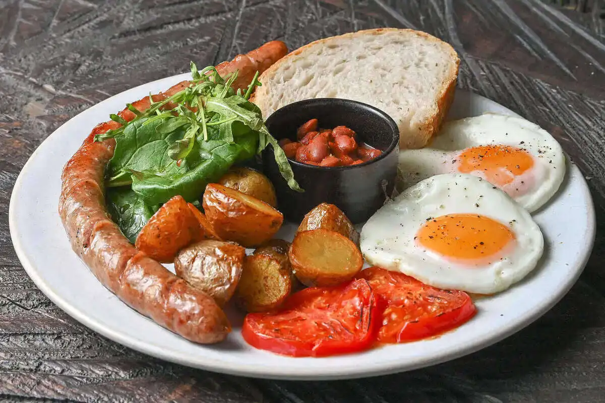 Глазунья или Омлет с колбаской из смокера, картофелем и красн фасолью 350гр