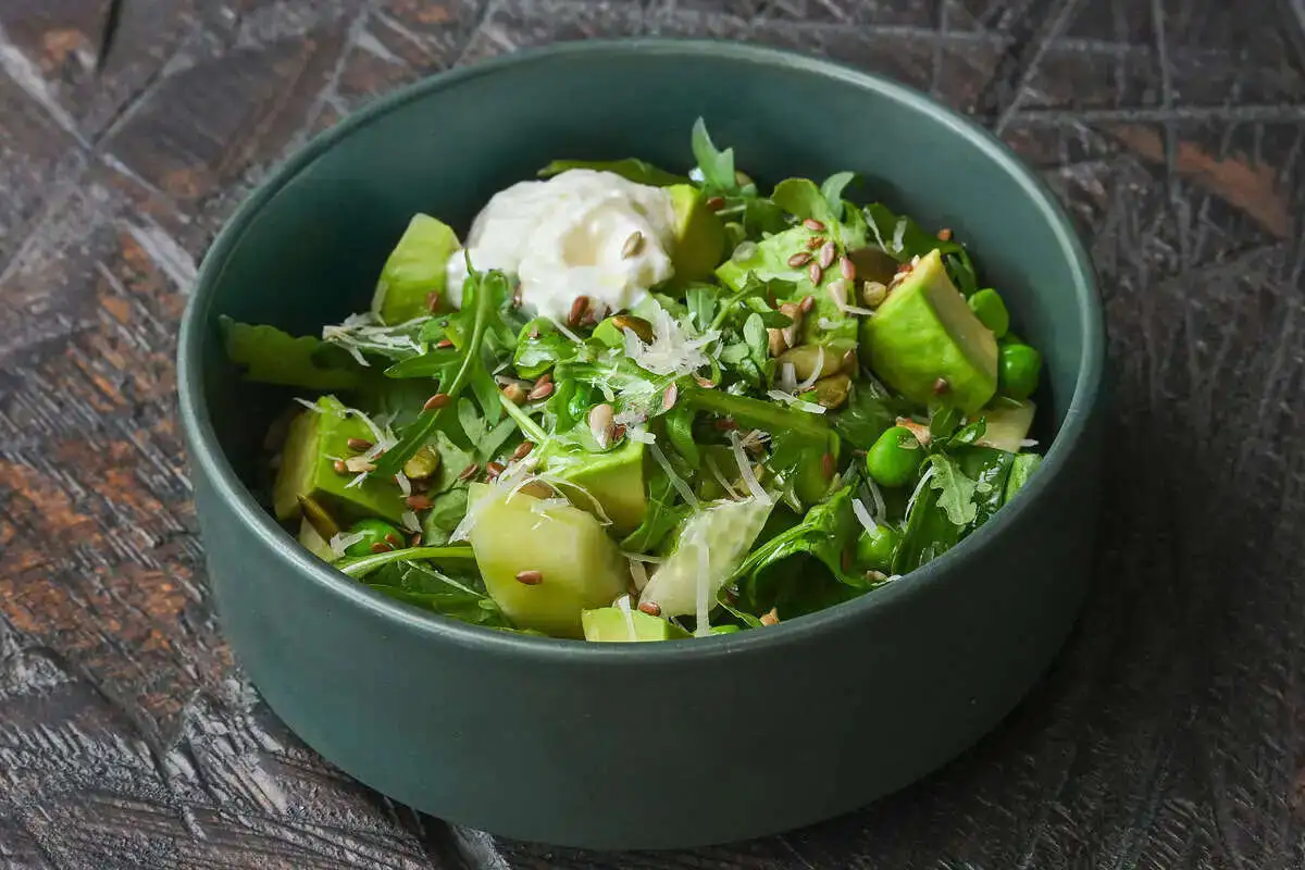 Зеленый салат со шпинатом, авокадо и бобами эдамаме  130гр. 