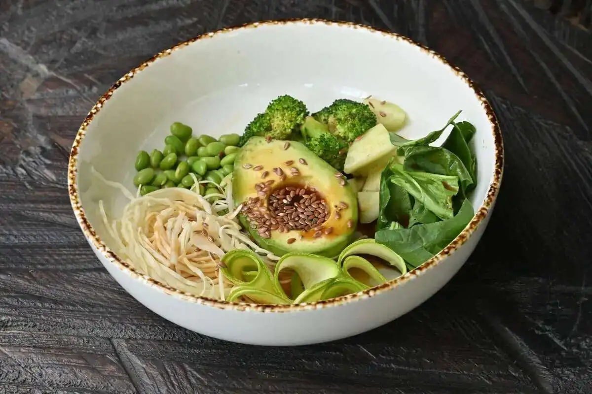 Боул с авокадо, цукини и семенами льна 220гр.