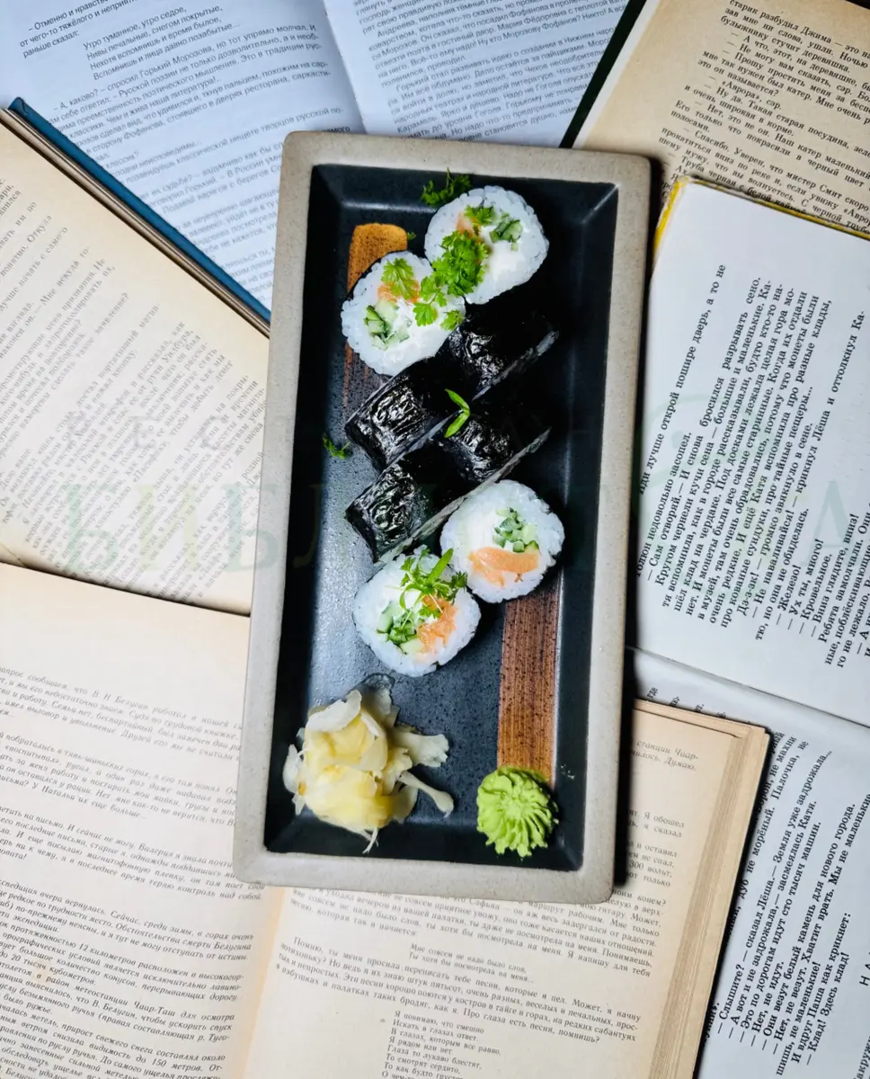 Ролл с лососем и огурцом
