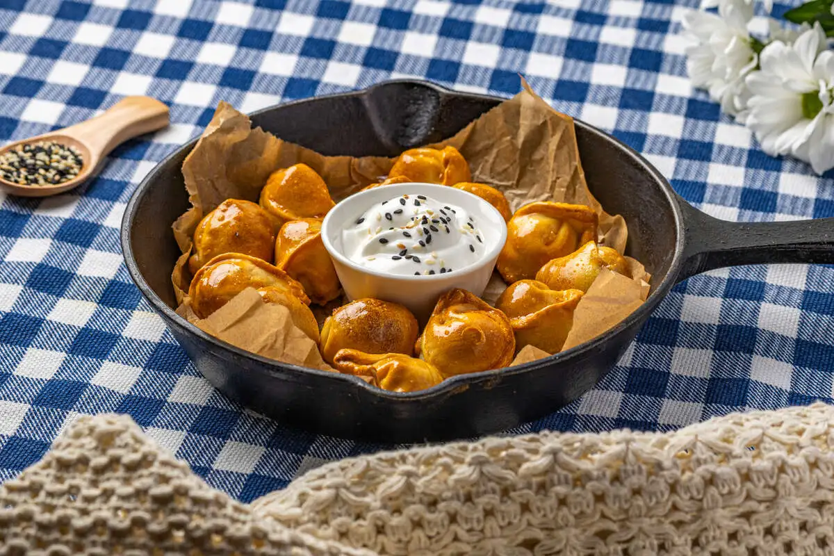 Запеченные сибирские пельмени, подаются со сметаной