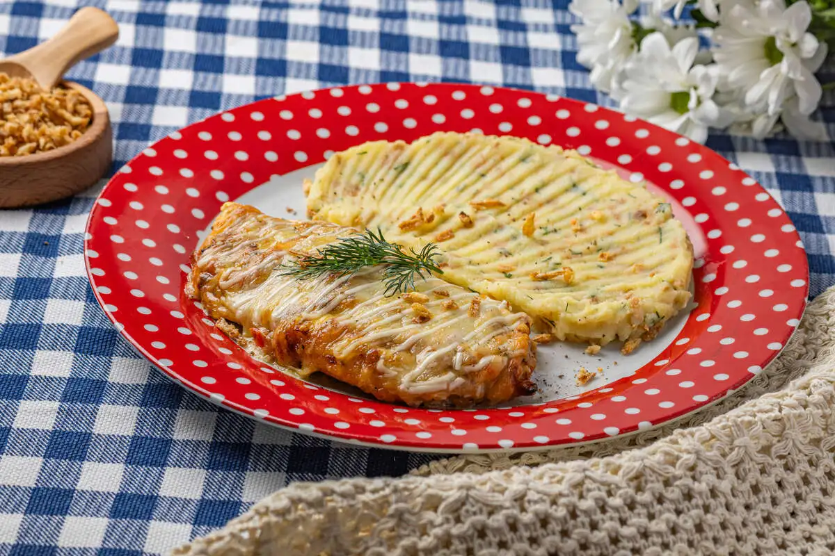 Куриное филе под нежной сырной шубкой