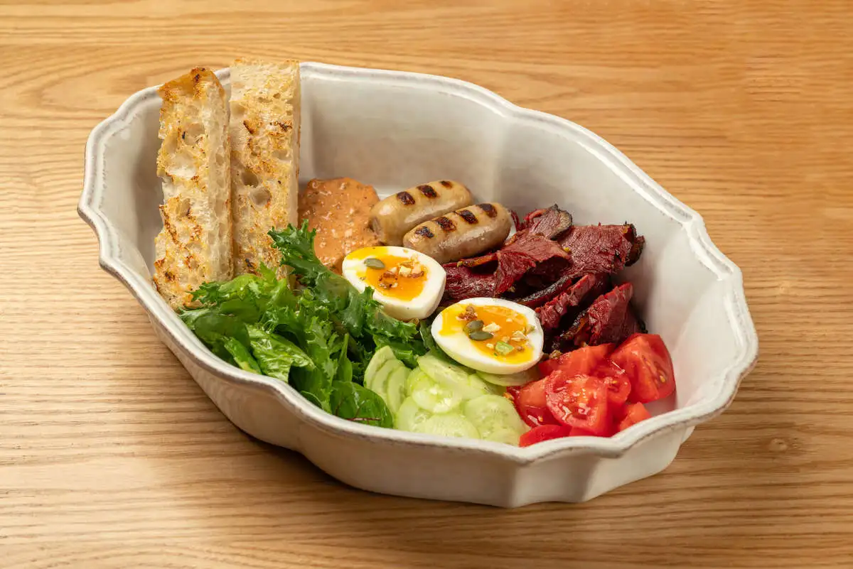 Гранд завтрак с пастрами и колбасками