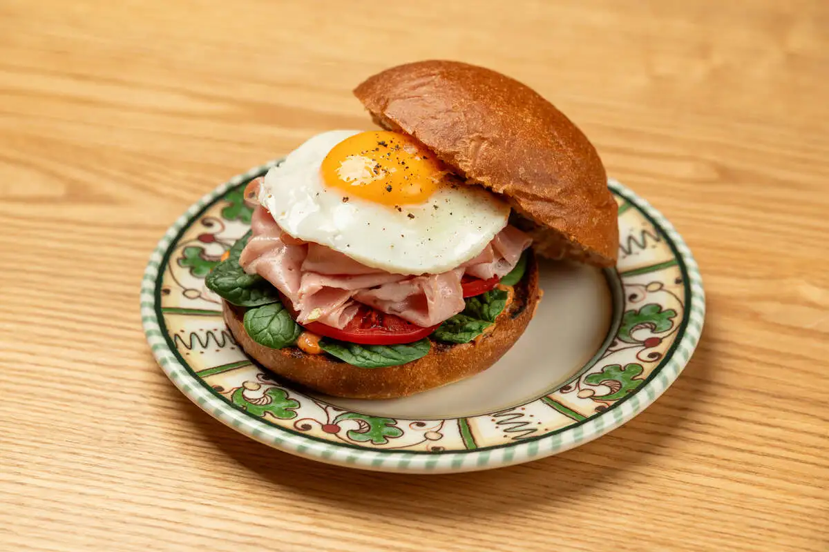 Утренняя булочка с мортаделлой 