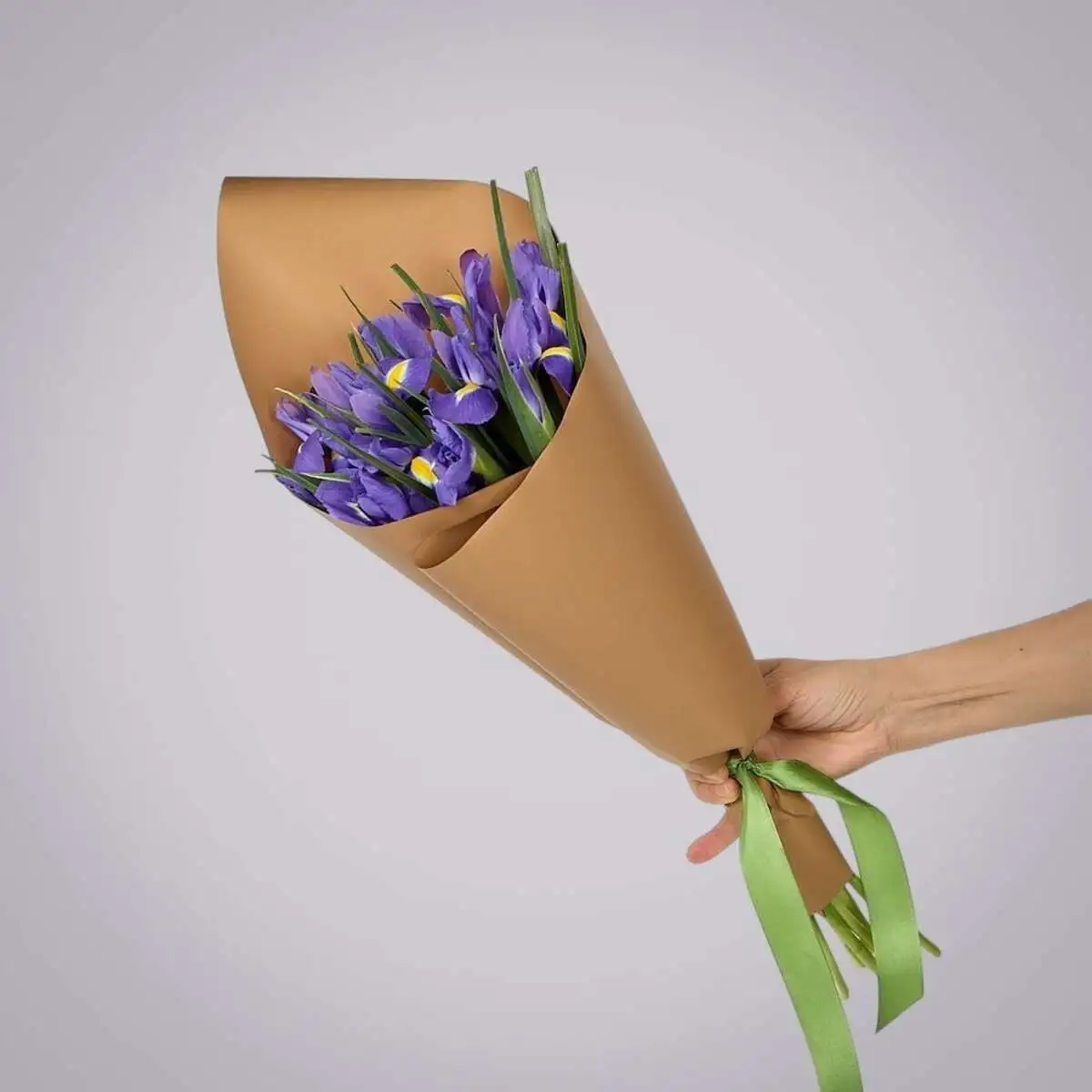 slide-https://cdn.smt.bz/uploads/media/photo/7877960/monobuket-iz-9-sinikh-irisov-v-upakovke-.webp