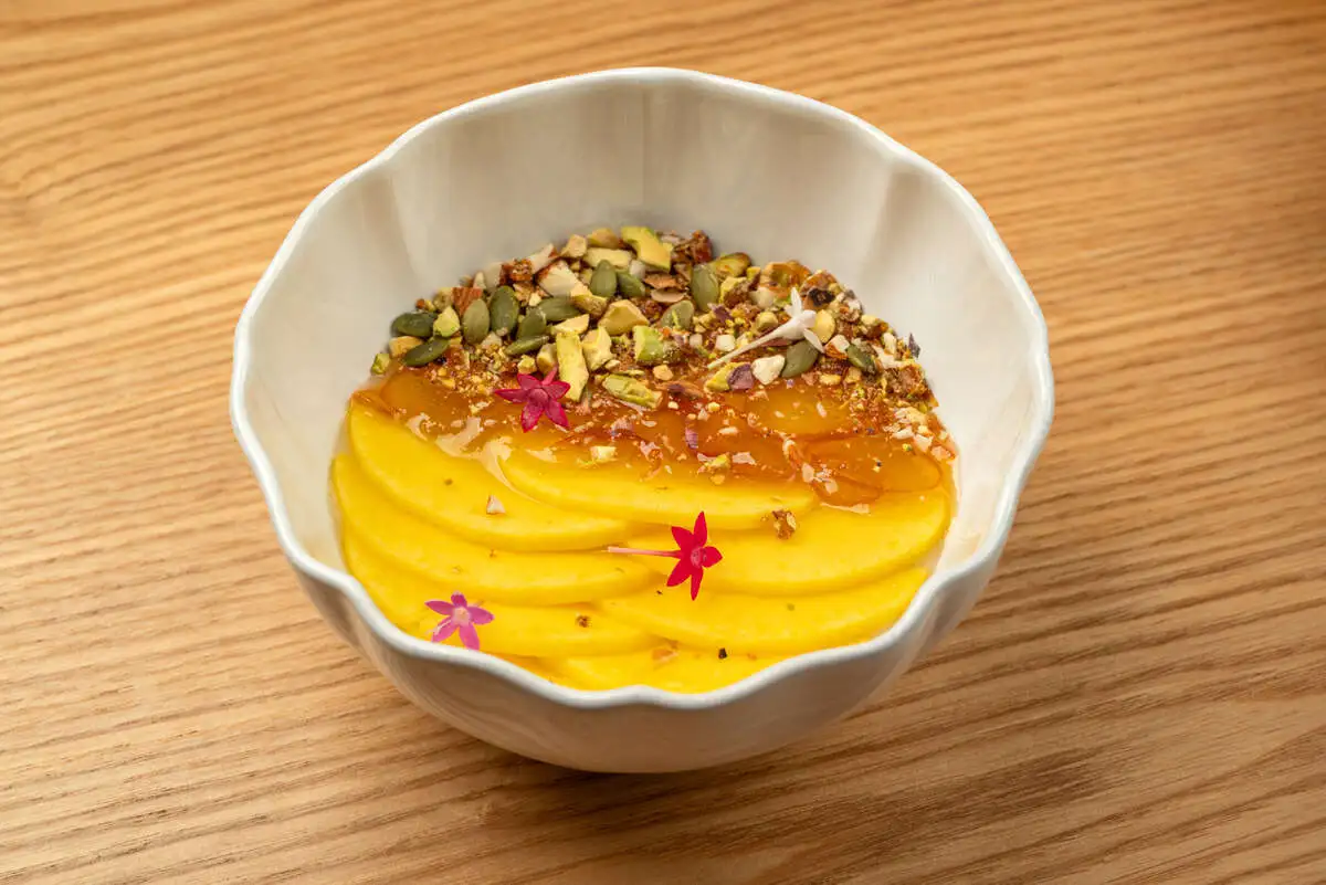 Манная каша с манго и кумкватом