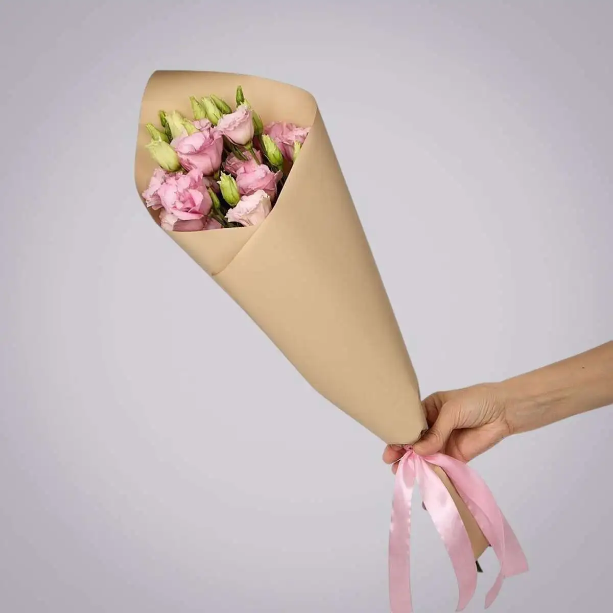 slide-https://cdn.smt.bz/uploads/media/photo/7877978/monobuket-iz-5-rozovykh-liziantusov-v-upakovke-.webp