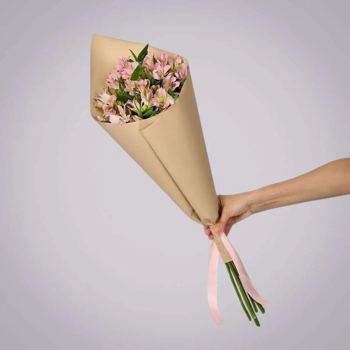 slide-https://cdn.smt.bz/uploads/media/photo/7877980/monobuket-iz-5-rozovykh-alstromeriy-v-upakovke-.webp