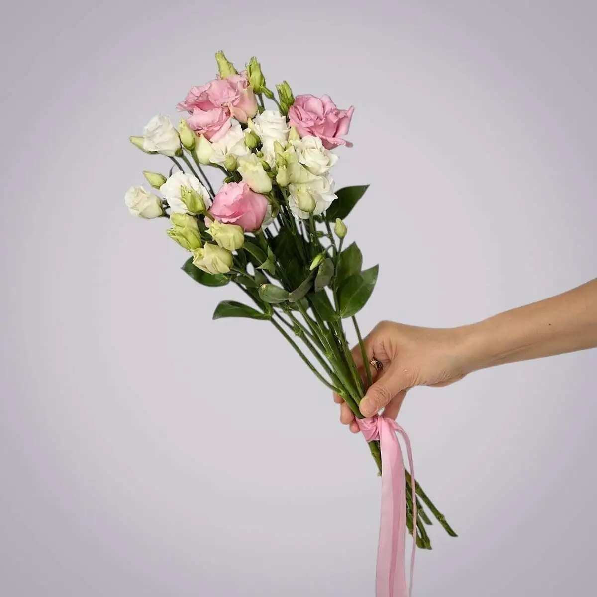slide-https://cdn.smt.bz/uploads/media/photo/7877983/monobuket-iz-5-liziantusov-miks-v-upakovke-.webp