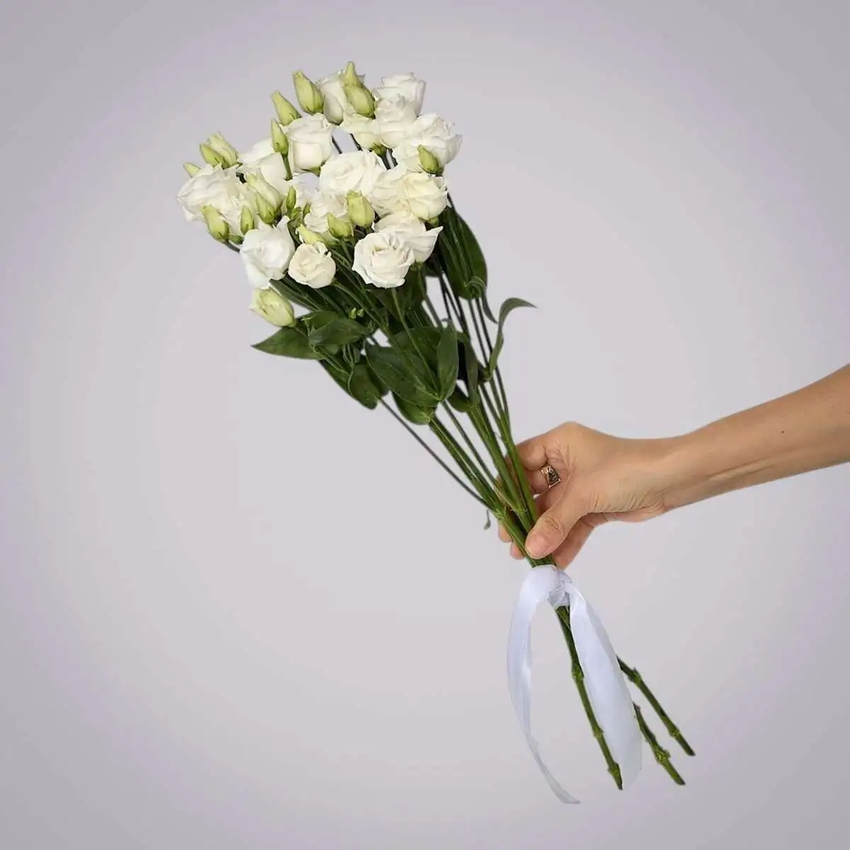 slide-https://cdn.smt.bz/uploads/media/photo/7877984/monobuket-iz-5-belykh-liziantusov-v-upakovke-.webp