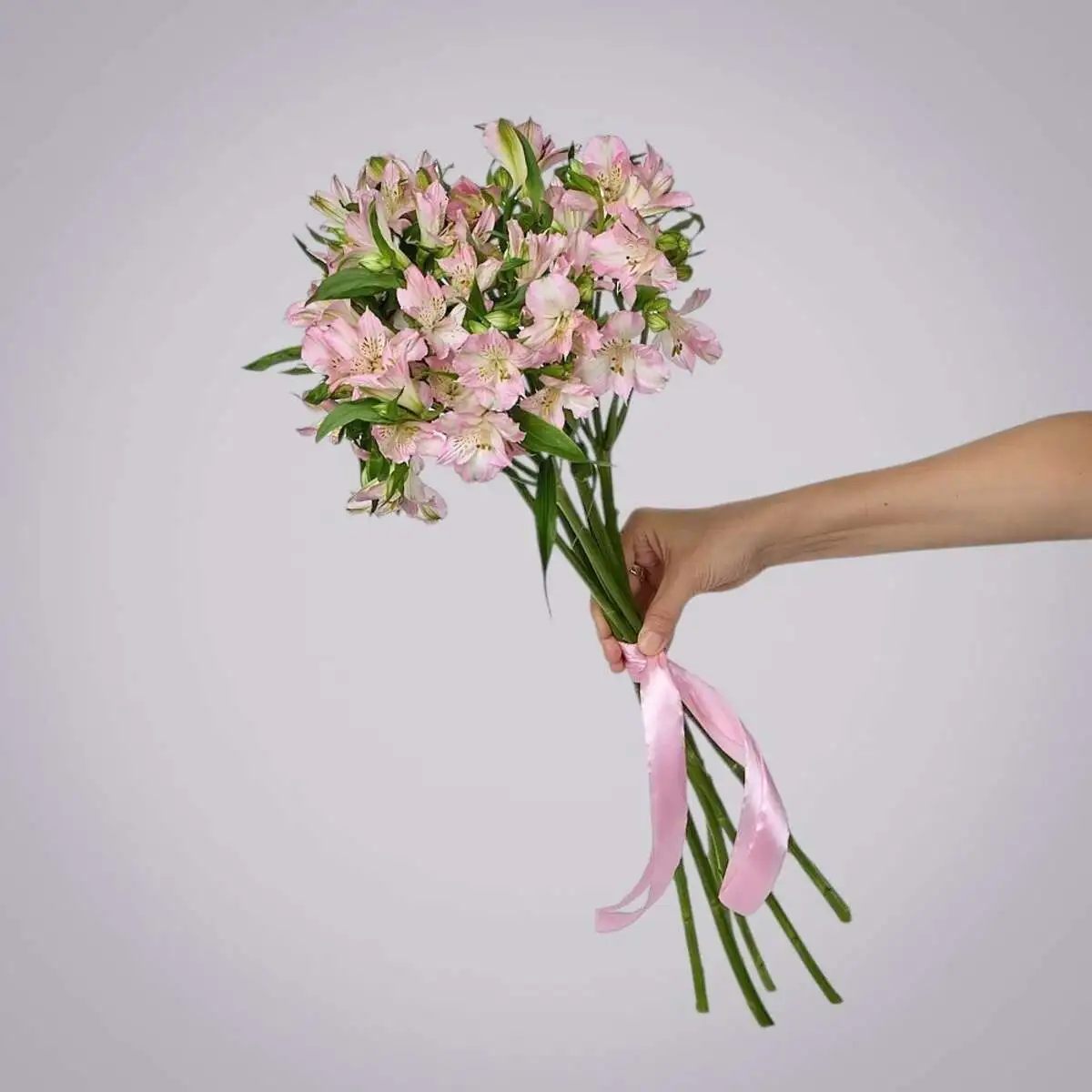 slide-https://cdn.smt.bz/uploads/media/photo/7877987/monobuket-iz-7-rozovykh-alstromeriy-pod-lentu-.webp