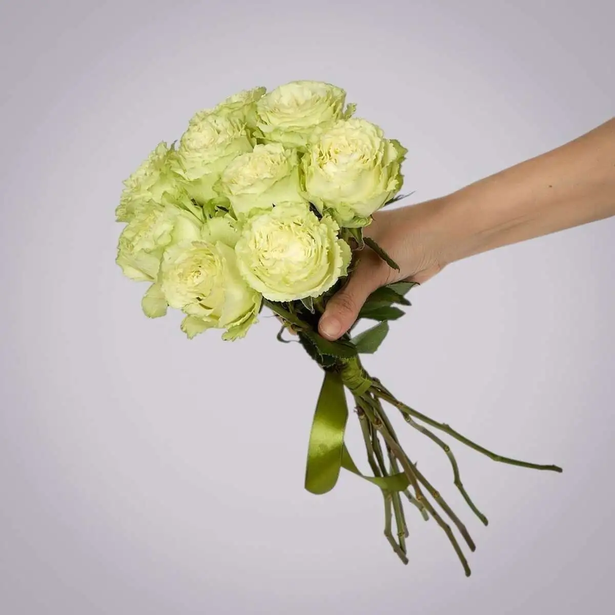 slide-https://cdn.smt.bz/uploads/media/photo/7877990/monobuket-9-pionovidnykh-roz-_lemonade_-pod-lentu-.webp