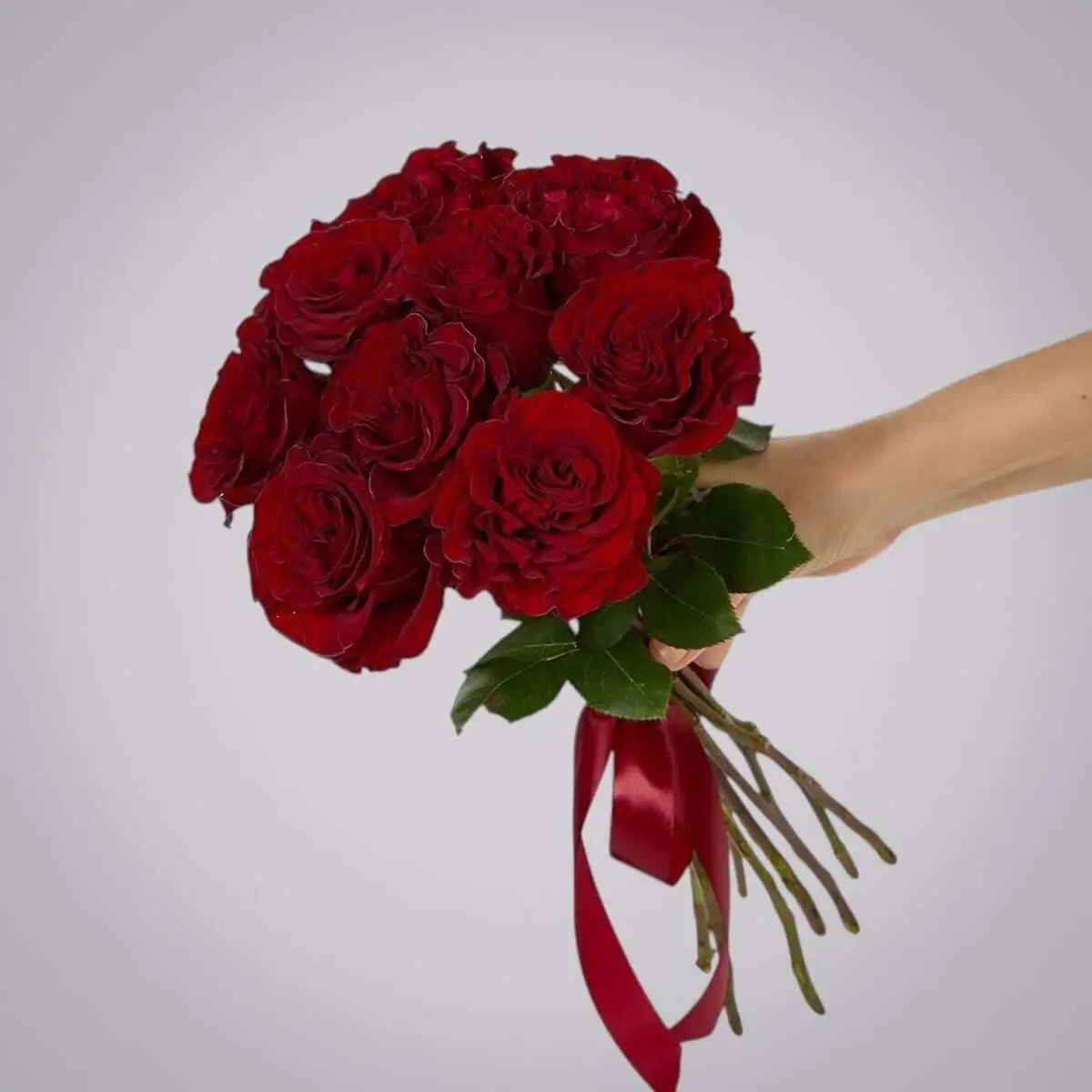 slide-https://cdn.smt.bz/uploads/media/photo/7877992/monobuket-9-pionovidnykh-roz-_hearts_-pod-lentu-.webp