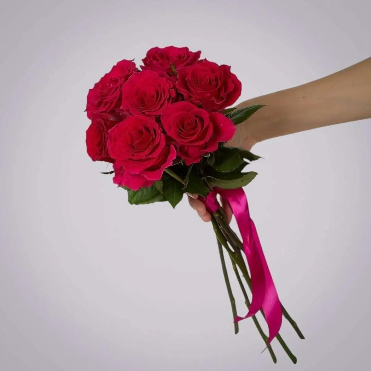 slide-https://cdn.smt.bz/uploads/media/photo/7877999/monobuket-7-roz-_gotcha_-pod-lentu-.webp