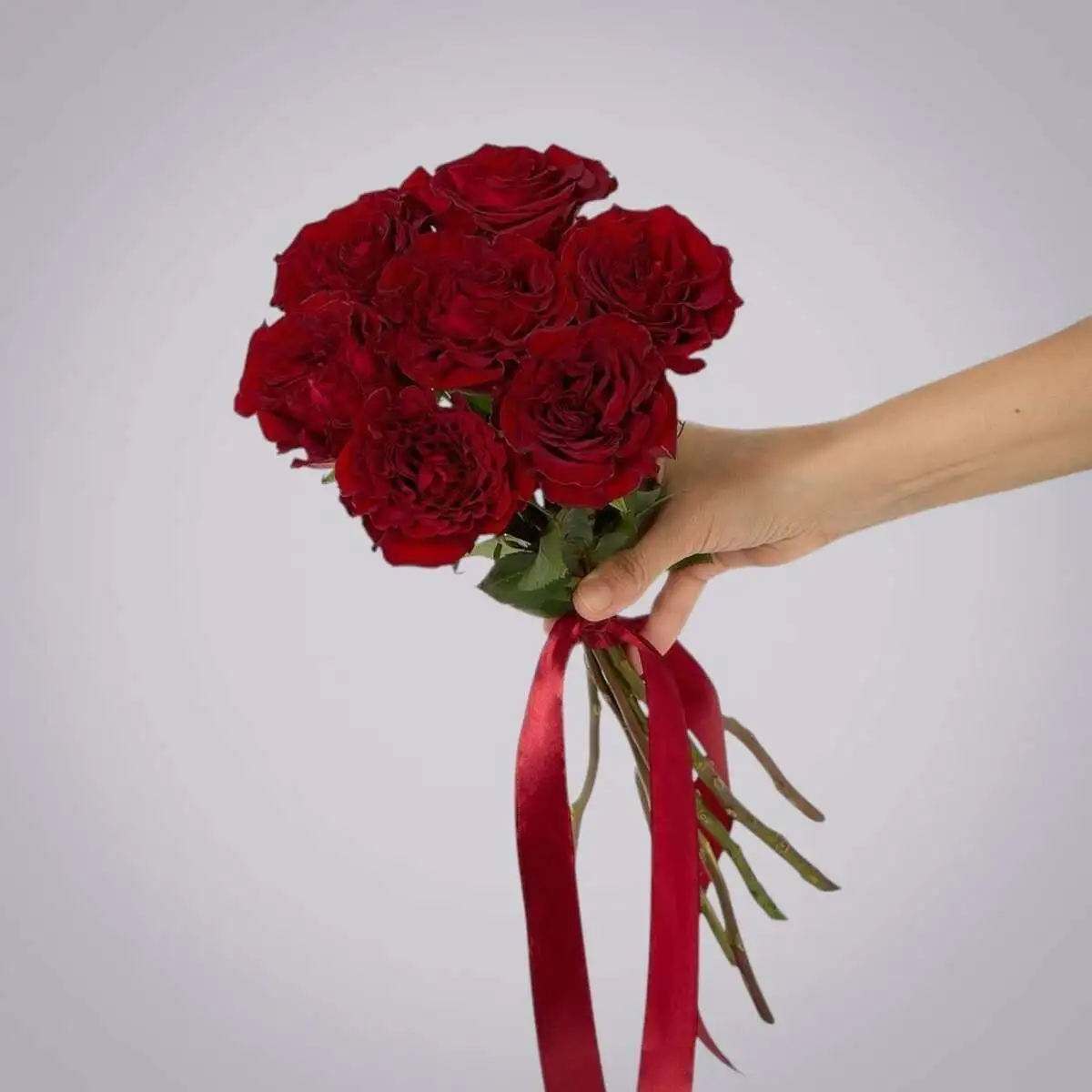 slide-https://cdn.smt.bz/uploads/media/photo/7878003/monobuket-7-pionovidnykh-roz-_hearts_-pod-lentu-.webp