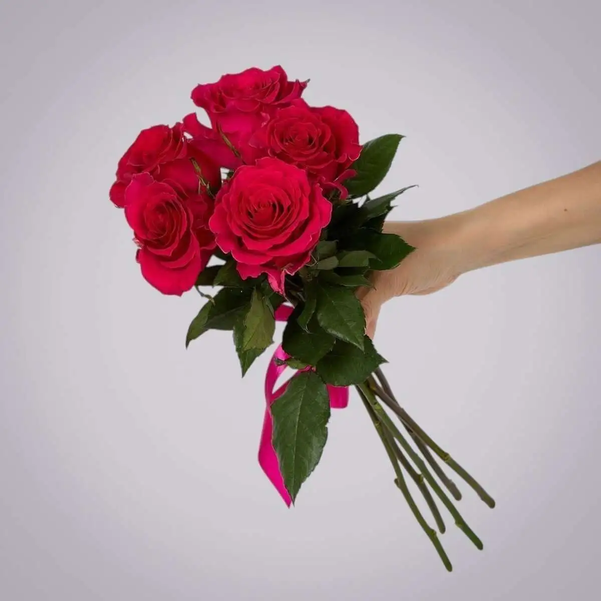 slide-https://cdn.smt.bz/uploads/media/photo/7878006/monobuket-5-roz-_gotcha_-pod-lentu-.webp