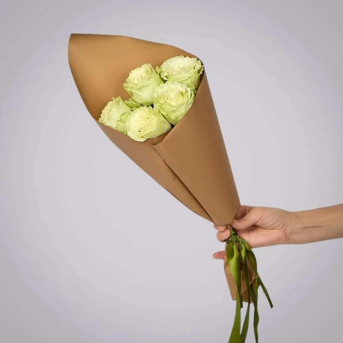 slide-https://cdn.smt.bz/uploads/media/photo/7878012/monobuket-iz-5-pionovidnykh-roz-_lemonade_-v-upakovke-.webp
