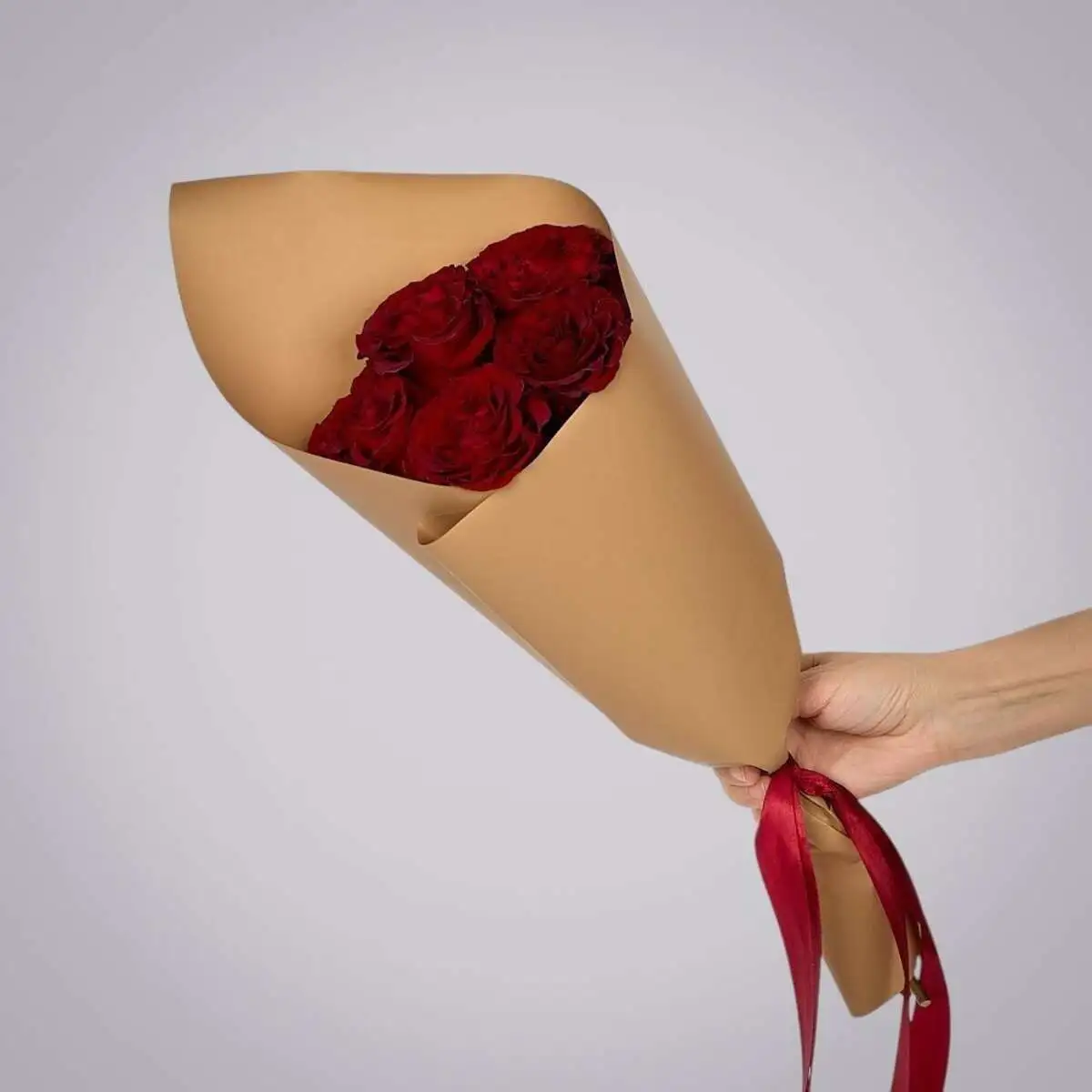 slide-https://cdn.smt.bz/uploads/media/photo/7878013/monobuket-iz-5-pionovidnykh-roz-_hearts_-v-upakovke-.webp