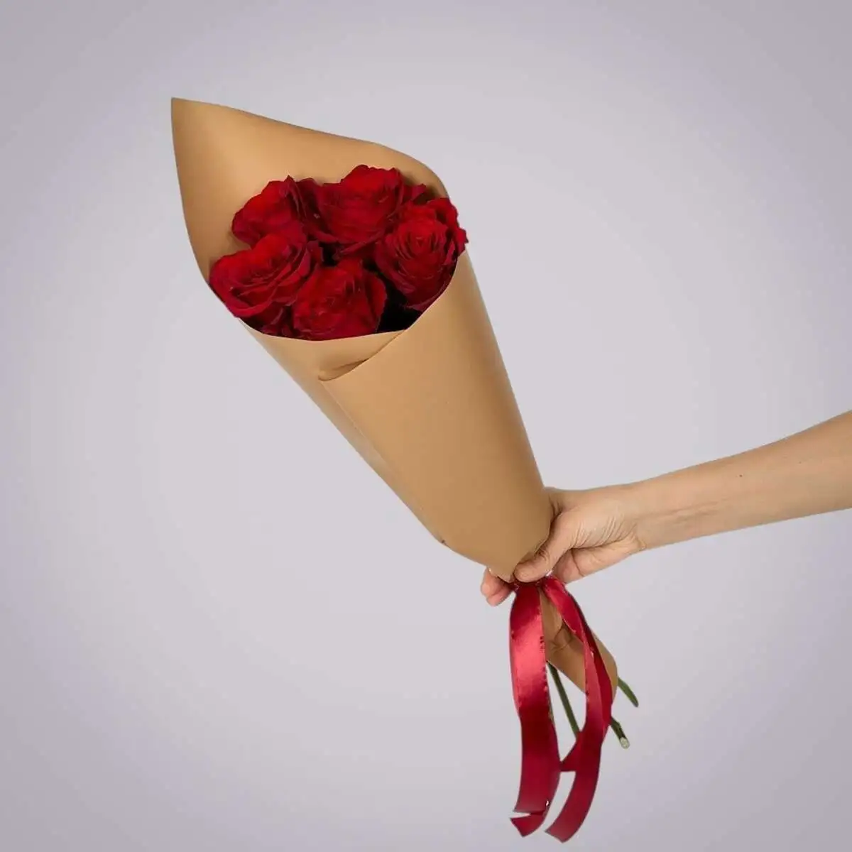 slide-https://cdn.smt.bz/uploads/media/photo/7878015/monobuket-iz-5-roz-_explorer_-v-upakovke-.webp
