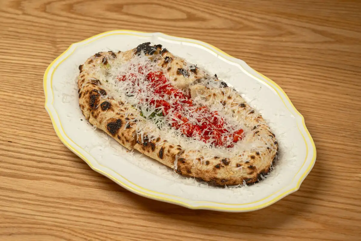 Хлеб из печи с лечо из болгарского перца