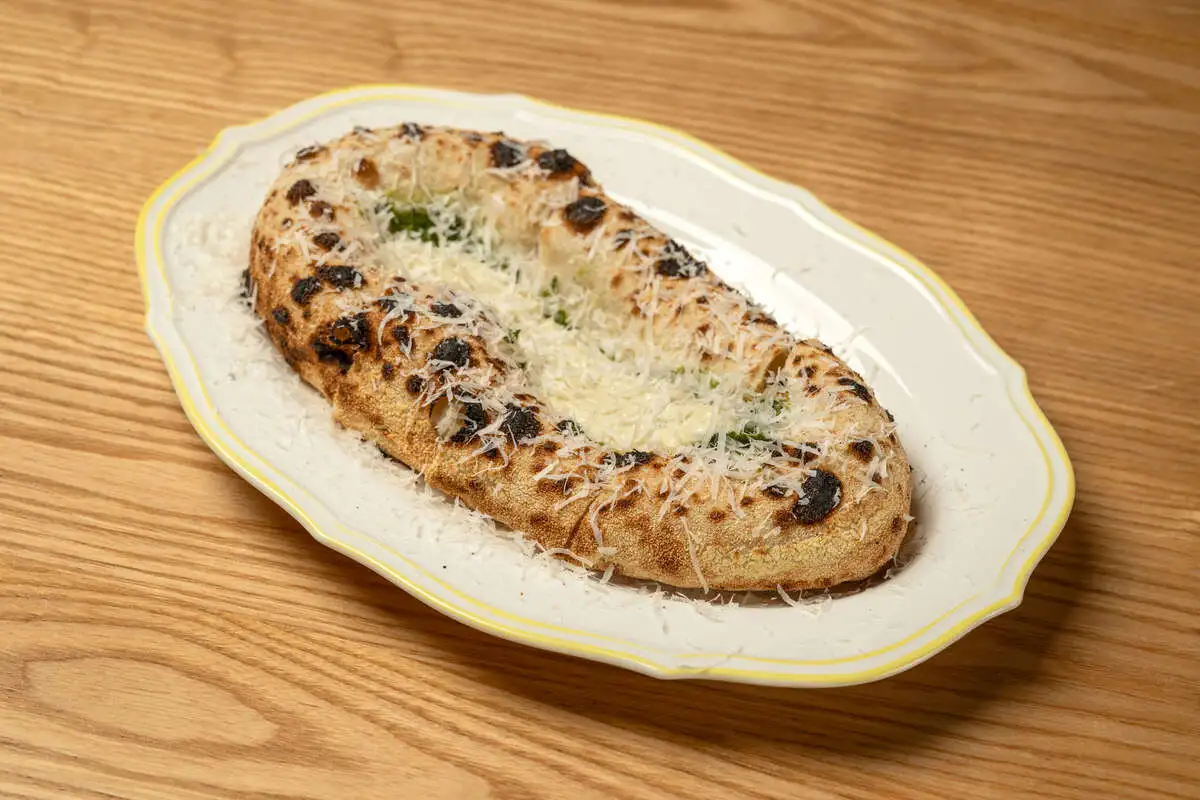 Хлеб из печи с кремом из артишоков