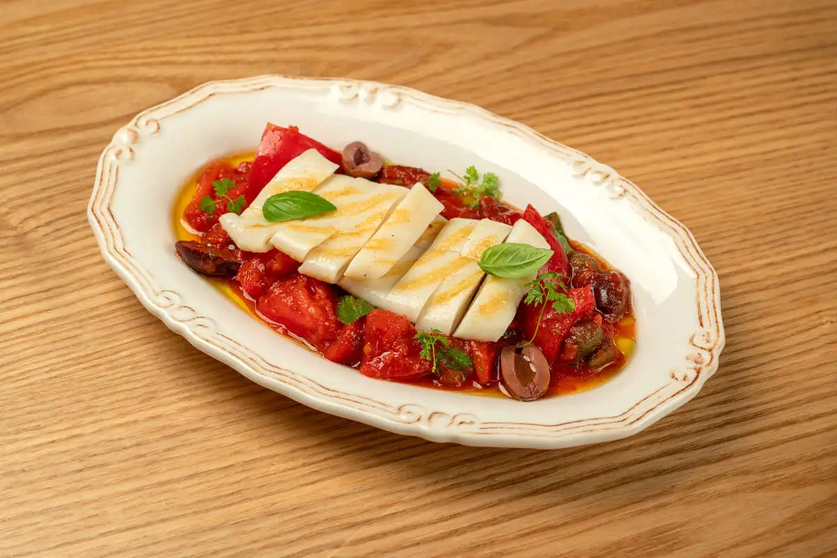 Кальмар, томаты, маслины