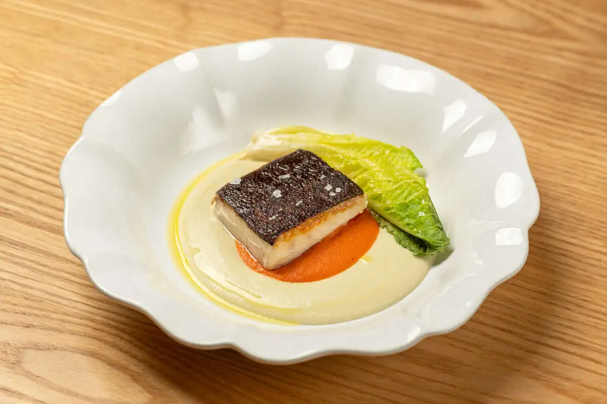 Угольная рыба с кремом из артишоков